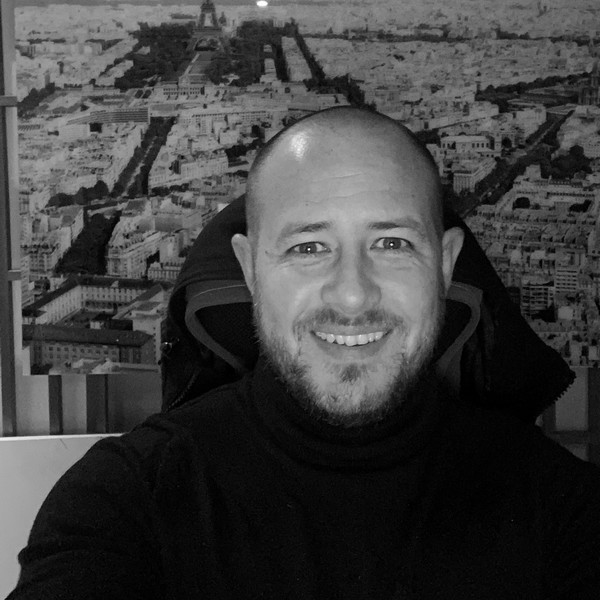 Julien, Responsable Service Client